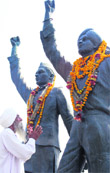 An elderly man pays tributes to Bhagat Singh on his birth anniversary in Ludhiana