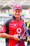New Zealand skipper Daniel Vettori (L) and Englands captain Andrew Strauss