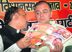 BJPs in charge of Haryana affairs Vijay Goel discusses a point with senior party leader Arun Jaitley in Chandigarh on Tuesday.