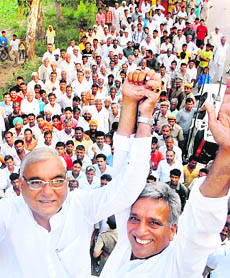  CM Bhupinder Singh Hooda campaigns during his Vijay Rath rally in Ambala on Wednesday.