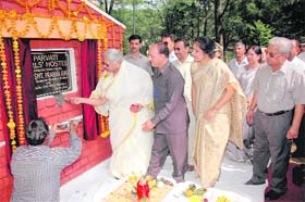 Himachal Governor Prabha Rau laying the foundation stone of a girls hostel at CSK Agricultural University at Palampur