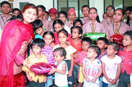 St. Soldier Group of Institutions Chairman Sangeeta Chopra distributes clothes, toys and sweets to children at Pingla Ghar in Jalandhar.