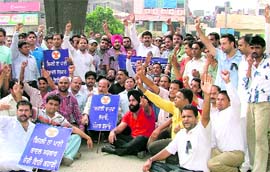 Youth Congress activists hold a demonstration at the Old Sabzi Mandi Chowk in Ludhiana on Thursday.