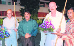 In the city, Bernie Meyer and Donald Machvinchey, known as American Gandhi, bloom in their role of the Mahatmas lookalikes.