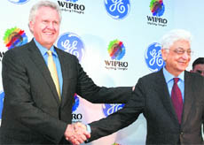 Jeffrey Immelt, chairman & CEO of General Electric Co. with Azim Premji, CMD of Wipro Ltd. (right) at a joint press conference in New Delhi on Friday.