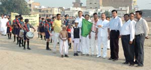 Prabhat pheri and sadbhawna race mark the birthday celebrations of Gandhi and Shastri in Sriganganagar
