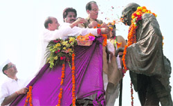 PCC chief Saifuddin Soz, Minister for Revenue and Relief Raman Bhalla along with other Congress leaders pay tributes to the Father of the Nation at Satwari Chowk in Jammu