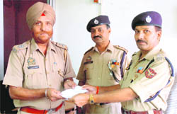 Sub-inspector Manjeet Singh is honoured for his exemplary honesty in Jammu. 