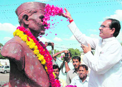 Madhya Pradesh Chief Minister Shivraj Singh Chauhan pays floral tribute to former Prime Minister Lal Bahadur Shastri on the occasion of his birth anniversary