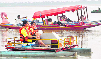 Relieved after being rescued by two Lake Club members, the rowers of the MCM DAV College paddle back to safety.