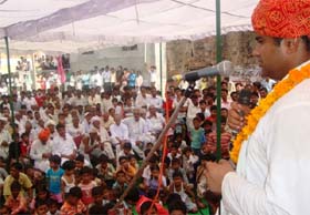 INLD candidate from Badshahpur Assembly constituency Gopichand Gahlot addresses a public meeting at Jharsh village in Gurgaon on Saturday. (Bottom) Independent candidate from Badshahpur constituency Rakesh Daultabad addresses a public meeting at a village in Gurgaon