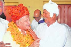 LD Arora, Congress nominee from Sirsa, is received by an elderly man during campaigning. 