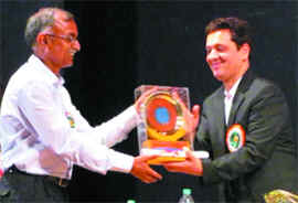 Dr Sandeep Watts (left) receives Chikitsak Ratna Award from Arfeen Khan in Mumbai.