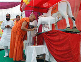 Gokarna Peethadheeshwar Sri Raghaveshwara Bharati lights a lamp in Abohar. 