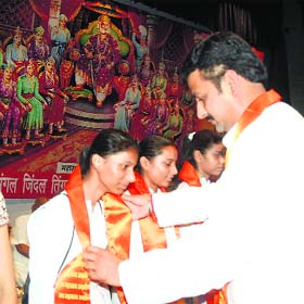 Vijay Inder Singla, Member of Parliament, Sangrur, honours a school girl on the occasion of Maharaja Aggarsain Jayanti at the Central State Library in Patiala