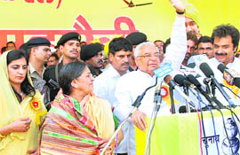  Former Chief Minister Bhajan Lal flanked by son Kuldeep Bishnoi on his left and wife Jasma Devi and daughter-in-law Renuka Bishnoi at an HJC rally in Hisar on Sunday.