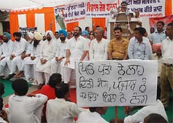 Congress workers led by Bathinda MLA Harminder Singh Jassi protest against the inefficient working of the state government in Bathinda on Monday.