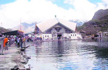 Doors of the sacred Sikh shrine, Hemkund Sahib, were closed for winter on Monday.