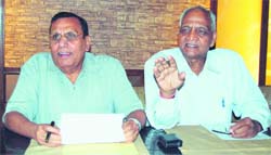 The newly elected chairman of the Ludhiana Stock Exchange, Prof PP Kansal (left), discloses his plan in Ludhiana on Monday. 