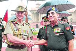 Army chief Deepak Kapoor (R) with his Australian counterpart Ken J Gillespie after inspecting a guard of honour at Raisina Hill in New Delhi on Monday.