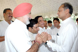 Farmers led by Sriganganagar district Congress president Prithvipal Singh Sandhu expressing gratitude to Chief Minister Ashok Gehlot for revising irrigation schedule. 