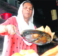 Sultana Begum, great grand daughter-in-law of Mughal Emperor Bahadurshah Zafar makes samosas for a living  in Haridwar. 