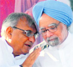 Haryana Chief Minister Bhupinder Singh Hooda shares a point with Prime Minister Manmohan Singh at a rally in Ambala 