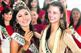 Miss Universe Stefania Fernandez of Venezuela (right) and Miss Indonesia Zivanna Letisha pose for photographers upon Fernandez's arrival in Jakarta on Wednesday. Fernandez is in Indonesia as part of her world tour.