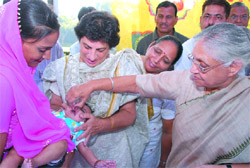 Delhi Chief Minister Sheila Dikshit and health minister Kiran Walia administer polio drops to children in New Delhi 
