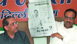 Leader of the Opposition Vijay Kumar Malhotra with MCDs standing committee chairman Vijender Gupta at a press conference in New Delhi