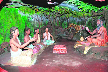 The great Maharshi Patanjali conducting a class in the traditional gurukul style