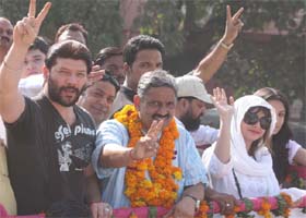 Actors Aditya Pancholi and Preeti Jangiani campaign for Independent candidate Sukhbeer Kataria in Gurgaon