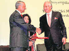 Malaysian Prime Minister Mohammad Najib presents Mahathir Science Award to Dr Gurdev Singh Khush.