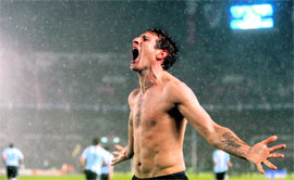 Argentinas Martin Palermo celebrates his goal against Peru in Buenos Aires on Sunday.