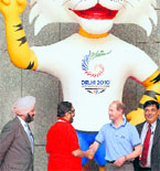 IOA president Suresh Kalamadi (2nd L) receives Prince Edward, vice-patron of the Commonwealth Games Federation, in New Delhi on Sunday.