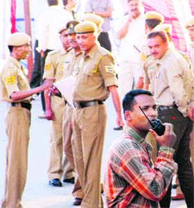 SPG inspecting the community hall, Dharamsala, where Congress leader Rahul Gandhi will address students