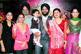 Family memebrs of winner of Ghar-Ghar Mein in Ludhiana.