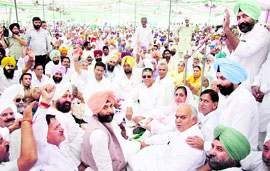 Congress leaders at a rally at Kotkapura on Monday.