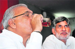 A calm CM Bhupinder Singh Hooda sips tea at a kiosk in Karnal 