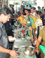 People buy utensils on the occasion of Dhanteras in Gurgaon 