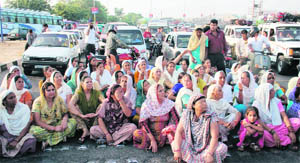 Protesters block traffic on a Tawi bridge against the death of a man in Jammu on Thursday.