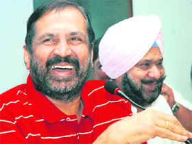 IOA president and Delhi Commonwealth Games Chairman Suresh Kalmadi (L) during a press conference in New Delhi on Thursday.