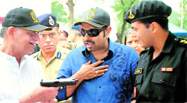 Lyricist Gulzar and singer Shankar Mahadevan with an NSG commondo in Manesar on Friday.