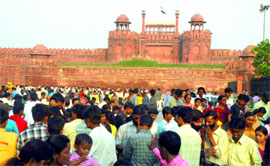A view of crowded Red Fort grounds.