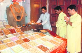 Priests perform Goverdhan Puja in Dehradun