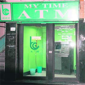 Empty ATMS of Dehradun due to three days of holidays in the banks