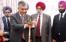 Chief Justice of the Punjab and Haryana High Court Justice Tirath Singh Thakur lighting the ceremonial lamp to inaugurate the new judicial complex at Muktsar 