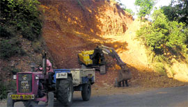A hillock being razed with a JCB machine on the Kangra-Una state highway about 4 km from Dhaliara.