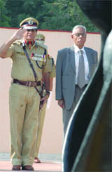 Delhi police commissioner Y. S. Dadwal with national security advisor M.K. Narayan salutes the martyrs. 