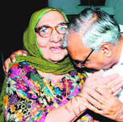 Chief Minister Bhupinder Singh Hooda seeks blessings of his mother at his Rohtak residence on the eve of counting.